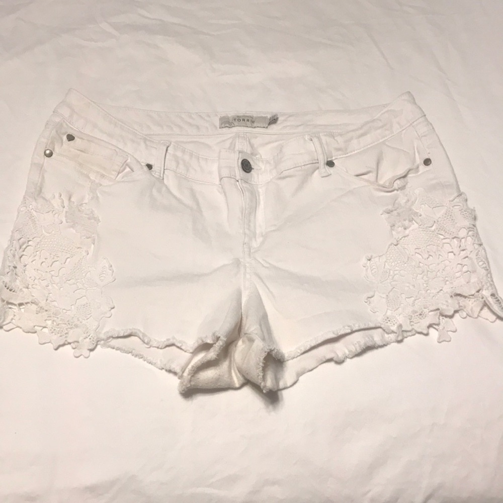 Torrid White Denim Lace Appliqué Jean Shorts - Picture 4 of 10